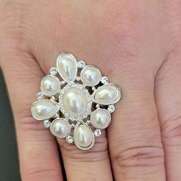 Source Unknown Jewelry - NWOT Vintage Floral Cluster Ring Adjustable Size with stretch